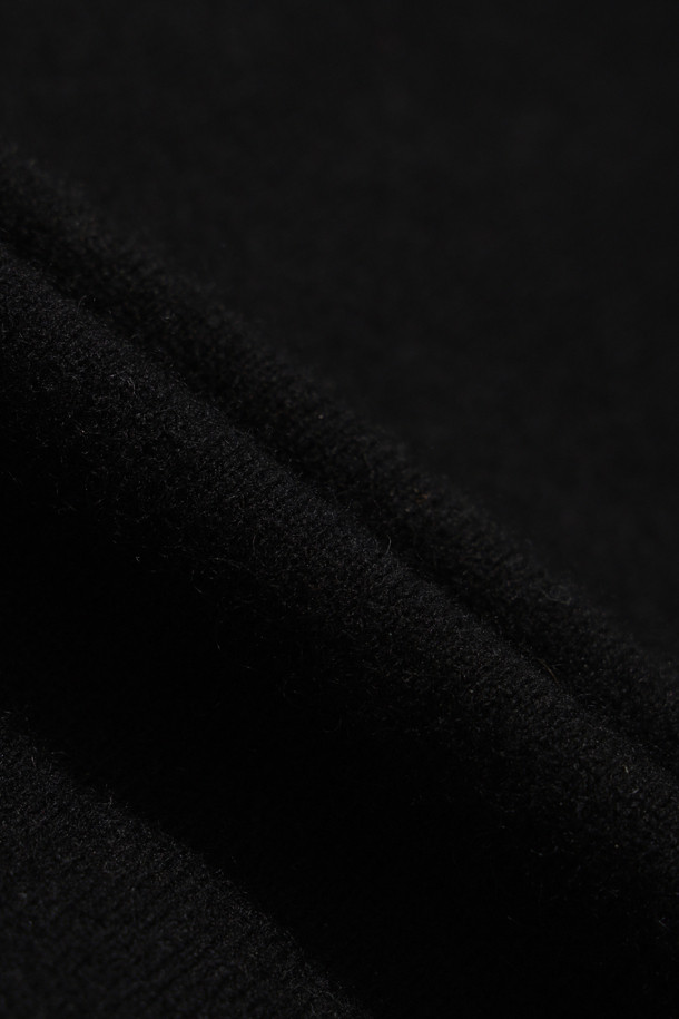 몽골산 캐시미어 100% 소재의 클래식 라운드 스웨터 (블랙)입니다. 부드러운 촉감과 가벼운 무게감이 특징이며, 높은 보온성을 제공하여 겨울철 따뜻하게 착용할 수 있습니다. 레귤러 핏에 라운드넥 디자인으로, 오피스룩, 출근룩, 모임룩 등 다양한 TPO에 활용 가능합니다. 앞 단 사선 스티치와 립조직 소매단 디테일이 돋보이며, 미니멀하고 세련된 스타일을 연출합니다. 베이직한 디자인으로 유행을 타지 않고 오랫동안 즐겨 입을 수 있는 아이템입니다.
