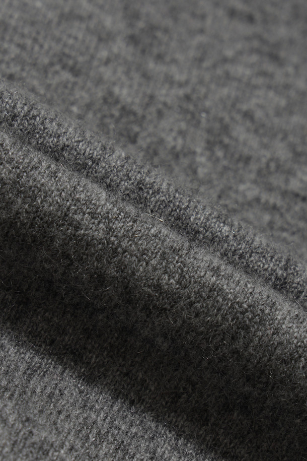 클래식 라운드 스웨터 (그레이)는 부드러운 촉감과 뛰어난 보온성을 자랑하는 여성용 겨울 스웨터입니다. 몽골산 캐시미어 100% 소재로 제작되어 고급스러운 착용감을 선사하며, 레귤러 핏과 라운드넥 디자인으로 클래식하고 베이직한 스타일을 연출합니다. 앞단 사선 스티치와 립조직 소매단 디테일이 돋보이며, 가벼운 무게감으로 편안하게 착용할 수 있습니다. 오피스룩과 출근룩에 잘 어울리는 미니멀한 디자인으로, 다양한 스타일링에 활용하기 좋습니다.
