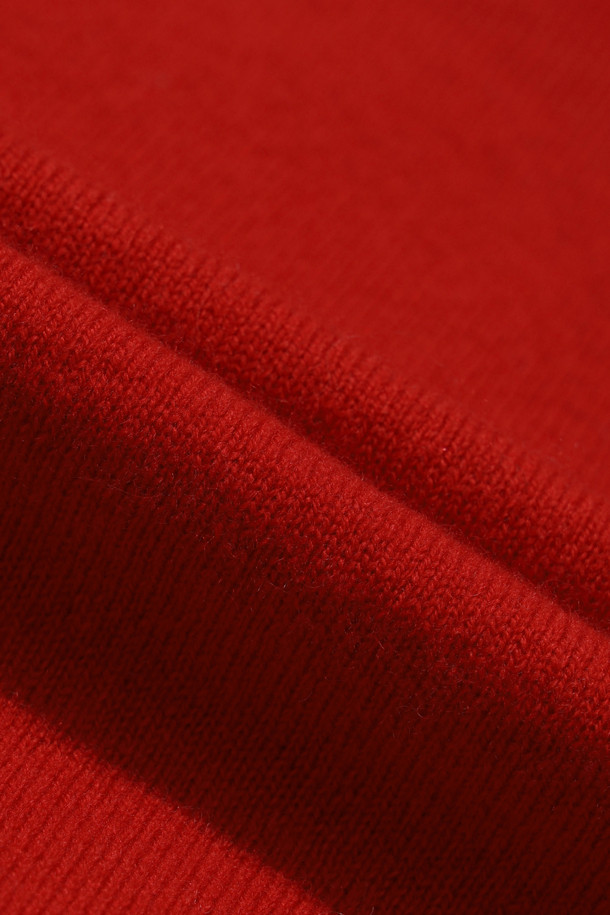클래식 라운드 스웨터(레드)는 몽골산 캐시미어 100%로 제작되어 부드러운 촉감과 뛰어난 보온성을 자랑합니다. 라운드넥과 긴 소매, 레귤러핏으로 디자인되어 클래식하고 미니멀한 스타일을 연출하며, 일상 및 출근룩, 모임룩에 모두 잘 어울립니다. 크롭 기장에 앞단 사선 스티치 디테일이 돋보이며, 립조직 소매단으로 포인트를 더했습니다. 가벼운 무게감으로 편안하게 착용 가능하며, 겨울철 따뜻함을 선사합니다.
