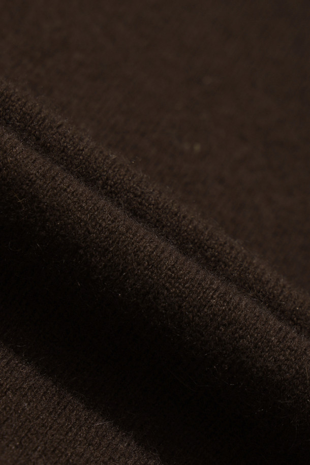 **클래식 브이넥 스웨터 (브라운)**

몽골산 캐시미어 100% 소재로 제작되어 부드러운 촉감과 가벼운 착용감을 선사하는 브라운 컬러의 여성용 브이넥 스웨터입니다. 가을, 겨울 시즌에 어울리는 레귤러 핏의 긴소매 디자인으로, 클래식하고 베이직한 스타일을 연출합니다. 얇은 두께감으로 다양한 이너와 레이어드하여, 출근룩, 오피스룩, 모임룩 등 폭넓은 TPO에 활용 가능합니다. 미니멀한 디자인으로 유행을 타지 않아 오랫동안 즐겨 입을 수 있으며, 캐시미어 특유의 고급스러운 분위기를 더합니다.
