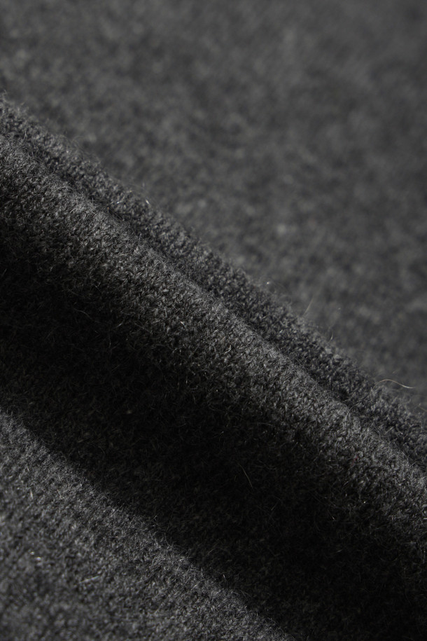 클래식 브이넥 스웨터 (그레이)는 몽골산 캐시미어 100% 소재로 제작되어 부드러운 촉감과 가벼운 착용감을 선사합니다. 가을과 겨울, 일상에서 활용하기 좋은 베이직하고 클래식한 디자인으로, 레귤러핏과 긴 소매 기장으로 편안함을 더했습니다. 얇은 두께감으로 레이어드하여 다양한 스타일을 연출할 수 있으며, 출근룩, 비즈니스 캐주얼, 모임룩 등 TPO에 맞춰 활용 가능합니다. 차콜, 브라운 컬러도 준비되어 있습니다.
