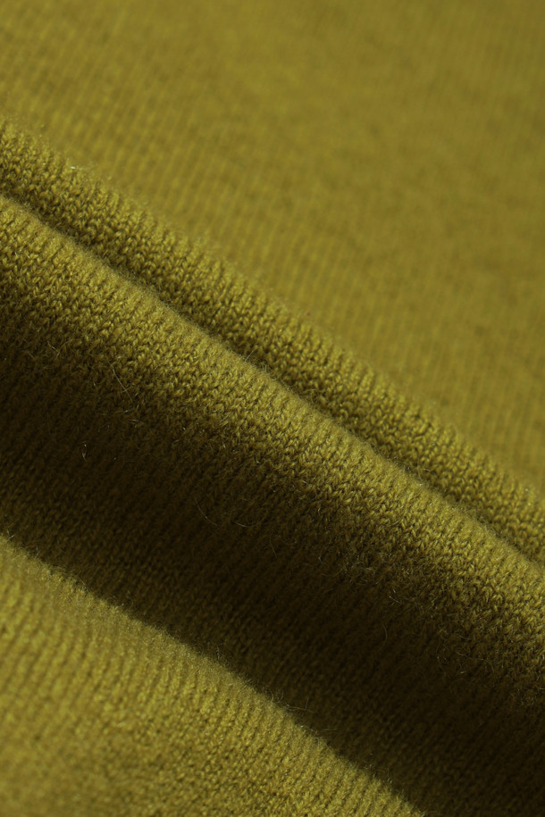 올리브 색상의 클래식 브이넥 스웨터는 가을과 겨울, 당신의 일상과 오피스룩에 우아함을 더해줄 여성 니트입니다. 몽골산 캐시미어 100% 소재로 제작되어 부드러운 촉감과 뛰어난 보온성을 자랑하며, 가벼운 무게감으로 편안한 착용감을 선사합니다. 레귤러핏 디자인과 긴 소매, 무지 패턴이 어우러져 클래식하고 미니멀한 스타일을 연출하며, 레이어드하여 다양한 스타일을 소화할 수 있습니다. 출근룩, 모임룩 등 다양한 TPO에 활용 가능하며, 얇은 두께감으로 간절기에도 부담 없이 즐길 수 있습니다.
