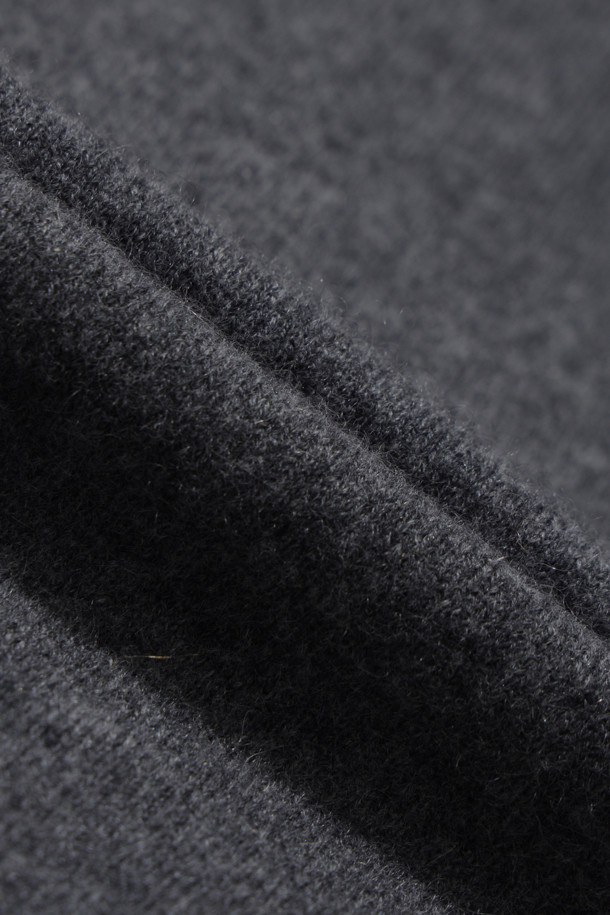 세련된 감각을 더하는 투톤 폴로 스웨터 (Grey)입니다. 몽골산 캐시미어 100% 소재로 제작되어 부드러운 촉감과 뛰어난 보온성을 자랑합니다. 차분한 그레이와 블루 컬러의 조화가 돋보이며, 클래식하고 미니멀한 스타일을 연출합니다. 폴로넥 디자인과 자개 단추 디테일이 고급스러움을 더하며, 레귤러핏으로 편안하게 착용할 수 있습니다. 오피스룩, 출근룩, 모임룩 등 다양한 TPO에 활용하여 세련된 스타일을 완성해 보세요.
