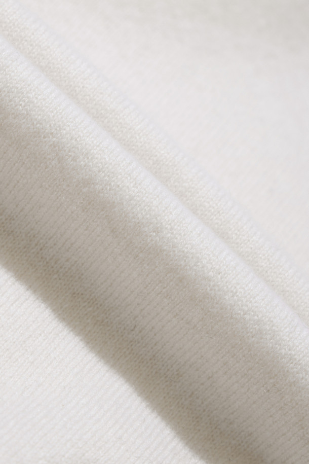 아이보리 투톤 폴로 스웨터는 출근룩과 모임룩에 모두 잘 어울리는 여성 니트입니다. 몽골산 캐시미어 100% 소재로 제작되어 부드러운 촉감과 뛰어난 보온성을 자랑하며, 가을과 겨울에 따뜻하게 착용할 수 있습니다. 베이직하면서도 클래식한 무드를 연출하는 레귤러 핏 디자인에 배색 패턴과 긴소매, 자개 단추 디테일이 더해져 고급스러움을 더했습니다. 두꺼운 두께감으로 포근함을 선사하며, 미니멀하고 세련된 스타일을 완성합니다.
