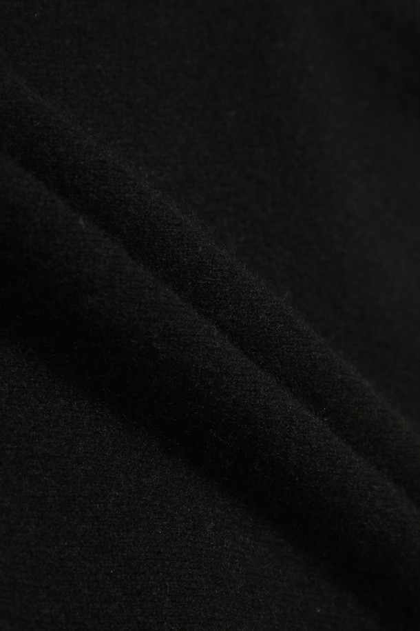 몽골산 캐시미어 100% 소재의 클래식 버튼 가디건(블랙)입니다. 가을과 겨울, 일상에서 착용하기 좋으며, 레귤러 핏과 라운드넥 디자인으로 어떤 스타일에도 잘 어울립니다. 얇은 두께감으로 부드러운 촉감을 선사하며, 보온성을 유지해 줍니다. 출근룩, 오피스룩, 모임룩 등 다양한 TPO에 활용 가능하며, 미니멀하고 시크한 스타일을 연출하기 좋습니다. 소매는 긴 소매이며, 휴대성이 높아 실용적입니다.
