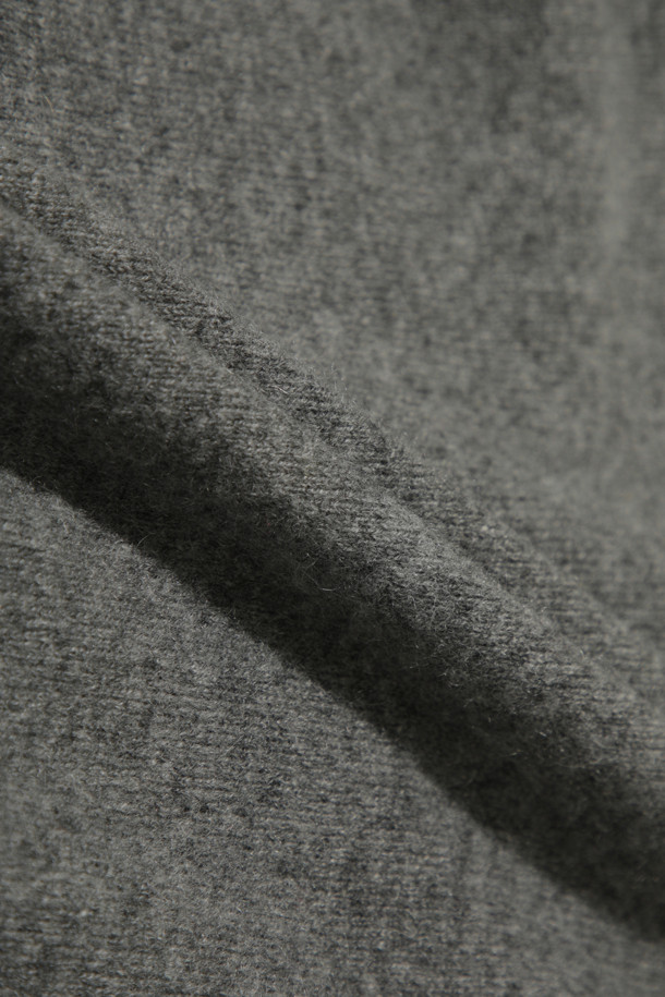 몽골산 캐시미어 100% 소재의 클래식 버튼 가디건입니다. 가볍고 부드러운 촉감으로 가을, 겨울철 따뜻하게 착용할 수 있으며, 일상, 오피스룩, 출근룩, 모임룩 등 다양한 TPO에 활용 가능합니다. 레귤러핏 디자인에 라운드넥으로 제작되었으며, 베이직하고 미니멀한 스타일을 연출합니다. 얇은 두께로 제작되어 휴대성이 높으며, 라운드 스웨터와 셋업으로도 코디할 수 있습니다.
