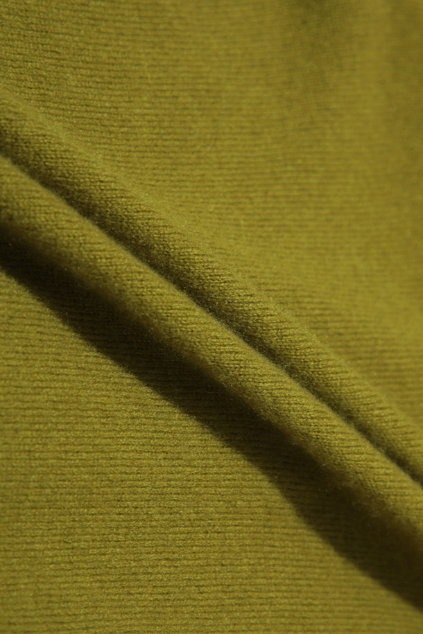 올리브 색상의 클래식 버튼 가디건입니다. 몽골산 캐시미어 100% 소재로 제작되어 부드러운 촉감을 선사하며, 가을과 겨울에 따뜻하게 착용할 수 있습니다. 레귤러 핏에 라운드넥 디자인으로, 일상, 출근룩, 오피스룩 등 다양한 TPO에 활용 가능합니다. 기본에 충실한 베이직하고 클래식한 스타일로, 라운드 스웨터와 셋업하여 연출할 수 있습니다. 얇은 두께로 휴대성이 높습니다.
