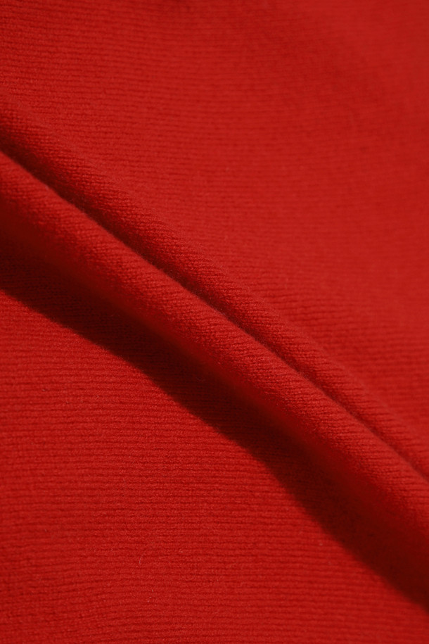 [Re-order] 클래식 버튼 가디건 (레드)는 몽골산 캐시미어 100% 소재로 제작되어 부드러운 촉감을 자랑하며, 가을과 겨울에 따뜻하게 착용할 수 있습니다. 라운드넥 디자인에 레귤러핏으로 제작되어 베이직하고 클래식한 스타일을 연출하며, 버튼 여밈 방식으로 간편하게 착용 가능합니다. 얇은 두께감으로 휴대성이 뛰어나며, 다양한 이너와 레이어드하여 오피스룩, 출근룩, 모임룩 등 TPO에 맞춰 활용할 수 있습니다. 라운드 스웨터와 셋업으로도 연출하여 미니멀한 스타일을 완성할 수 있습니다.
