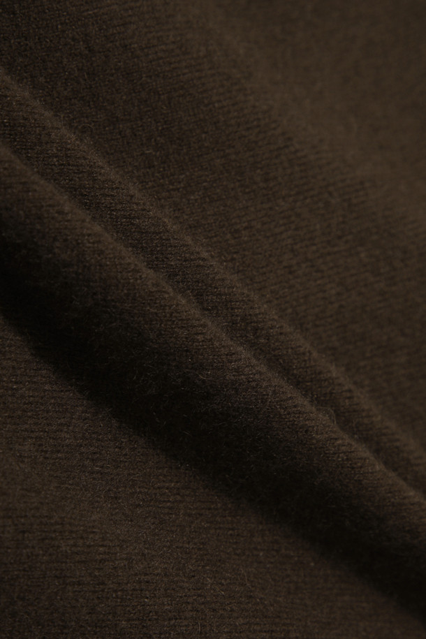 세련된 투톤 배색이 돋보이는 브라운 컬러의 여성 캐시미어 가디건입니다. 몽골산 캐시미어 100% 소재로 제작되어 부드러운 촉감과 뛰어난 보온성을 자랑합니다. V넥 라인과 밑단에 화이트 배색 포인트를 주어 클래식하면서도 세련된 무드를 연출합니다. 레귤러 핏에 얇은 두께감으로 간절기부터 겨울까지 다양하게 활용 가능하며, 버튼 여밈으로 간편하게 착용할 수 있습니다. 데이트룩, 출근룩, 모임룩 등 어떤 TPO에도 잘 어울리는 미니멀 스타일의 가디건입니다.
