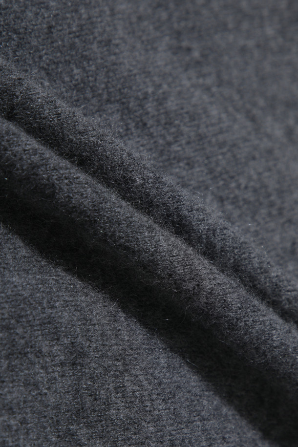 **투톤 가디건 (그레이)**는 부드러운 촉감의 몽골산 캐시미어 100% 소재로 제작되어 가을과 겨울, 따뜻하고 포근하게 착용하기 좋습니다. 미니멀하고 베이직한 디자인으로 출근룩, 모임룩 등 다양한 TPO에 활용할 수 있으며, 레귤러 핏과 긴소매 기장으로 어떤 스타일에도 잘 어울립니다. 넥라인과 밑단의 투톤 컬러 배색이 은은한 포인트를 더하며, 얇은 두께감으로 레이어드하여 더욱 다채로운 스타일링을 연출할 수 있습니다. 가벼운 무게감으로 편안하게 착용 가능하며, 부드러운 캐시미어 소재가 고급스러운 분위기를 선사합니다.
