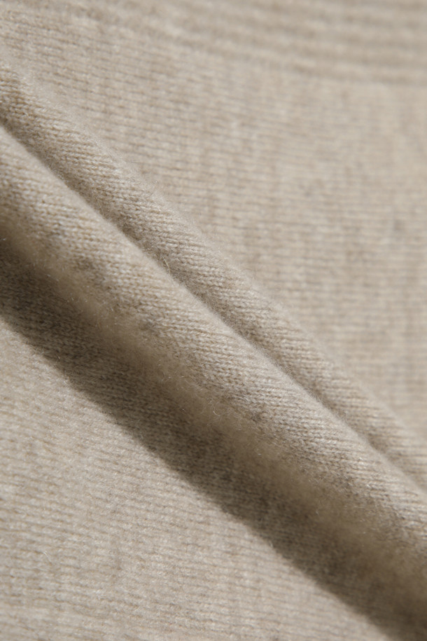 몽골산 캐시미어 100% 소재의 후드 가디건(베이지)입니다. 부드러운 촉감과 보온성을 갖춘 두꺼운 두께감으로 가을, 겨울철 따뜻하게 착용하기 좋습니다. 집업 스타일로 간편하게 입고 벗을 수 있으며, 베이직하고 캐주얼한 무드를 연출합니다. 넉넉한 후드 크기와 소매단 하찌조직 포인트, 브랜드 로고가 각인된 지퍼 디테일이 돋보입니다. 일상룩, 집콕룩, 산책룩 등 다양한 TPO에 캐주얼, 미니멀, 클래식 스타일로 활용하기 좋습니다.
