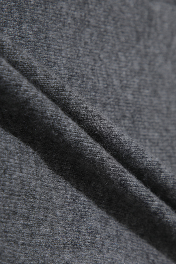 몽골산 캐시미어 100%로 제작되어 부드러운 촉감이 특징인 후드 카디건 (그레이)입니다. 긴 소매와 레귤러 핏으로 편안한 착용감을 선사하며, 두꺼운 두께감으로 가을, 겨울철 보온성을 높였습니다. 넉넉한 후드 크기와 소매단 하찌조직 포인트 디테일이 돋보이며, 브랜드 로고가 각인된 지퍼로 고급스러움을 더했습니다. 집콕룩, 산책룩, 출근룩 등 다양한 TPO에 캐주얼, 미니멀, 클래식 스타일로 활용하기 좋습니다.
