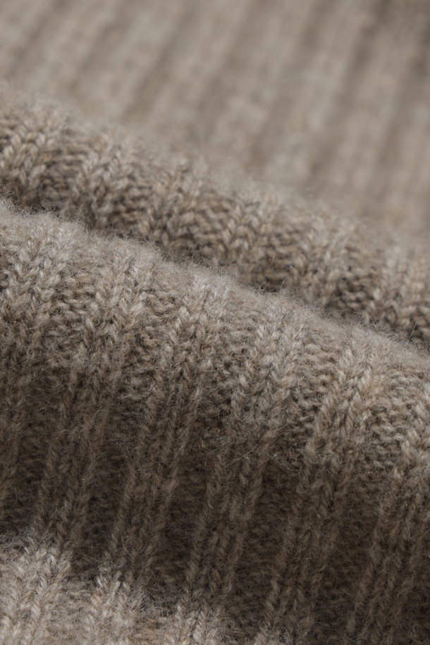 베이지 색상의 청키 스웨터입니다. 캐시미어와 울 혼방 소재로 제작되어 부드럽고 포근한 착용감을 선사합니다. 롱 기장의 루즈핏으로 편안하게 착용 가능하며, 와이드 소매단과 앞뒤 기장 차이, 둥근 밑단으로 포인트를 더했습니다. 케이블 패턴이 돋보이며, 라운드넥과 긴 소매 디자인으로 가을, 겨울철 데일리룩과 집콕룩, 미니멀, 캐주얼, 클래식 스타일 모두 소화 가능합니다. 체형 커버에도 효과적입니다.