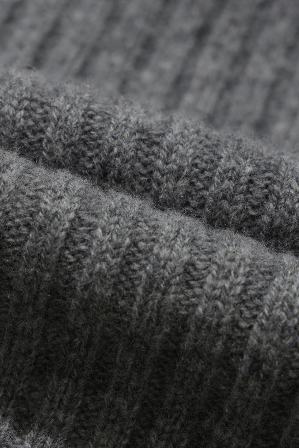 캐시미어와 양모 혼방으로 제작되어 부드러운 촉감을 자랑하는 그레이 컬러의 청키 스웨터입니다. 
라운드넥 디자인에 루즈핏으로 편안하게 착용 가능하며, 가을 겨울 시즌 데일리룩, 집콕룩, 카페룩 등 다양한 TPO에 활용하기 좋습니다. 
케이블 패턴과 와이드한 소매단, 둥근 밑단이 특징이며, 앞뒤 기장 차이로 포인트를 더했습니다. 
두꺼운 두께감으로 따뜻함을 유지하며, 베이직하면서도 캐주얼하고 클래식한 스타일을 연출합니다. 
긴 소매 기장으로 포근함을 더해 겨울철 필수 아이템으로 활용하기 좋습니다.