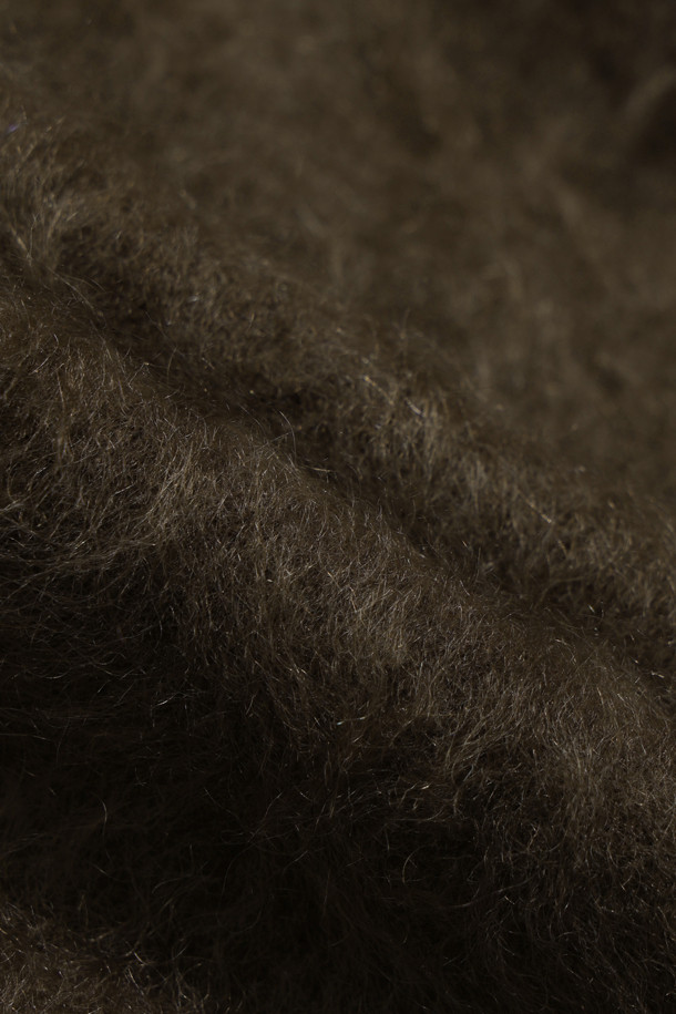 부드러운 촉감의 헤어리 캐시미어 스웨터 (브라운)입니다. 두꺼운 두께감으로 가을, 겨울 시즌 따뜻하게 착용할 수 있으며, 루즈핏과 브이넥 디자인으로 편안하면서도 세련된 스타일을 연출합니다. 베이직한 무드의 무지 디자인은 클래식, 미니멀, 캐주얼 등 다양한 스타일과 쉽게 매치할 수 있습니다. 브러싱 처리와 기모감으로 풍성한 텍스처를 더해 포근한 느낌을 선사하며, 겨울 데일리룩, 집콕룩, 카페룩 등 폭넓게 활용할 수 있습니다. 긴 소매 기장의 여성 니트/스웨터입니다.
