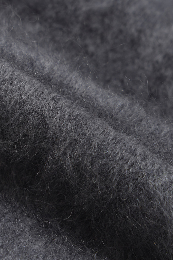 다크 그레이 컬러의 헤어리 캐시미어 스웨터입니다. 브러싱 처리된 텍스처로 고급스러운 외관과 부드러운 촉감을 선사하며, 두꺼운 두께감으로 겨울철에도 따뜻하게 착용 가능합니다. 루즈핏과 브이넥 디자인으로 편안하면서도 세련된 스타일을 연출하며, 베이직하고 클래식한 무드로 다양한 룩에 활용하기 좋습니다. 캐시미어 소재 특유의 포근함과 기모감으로 민감한 피부에도 자극 없이 데일리룩, 모임룩, 카페룩 등 다방면으로 활용 가능합니다.
