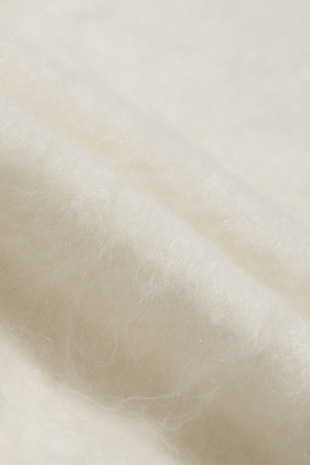 아이보리 컬러의 헤어리 캐시미어 스웨터입니다. 부드러운 촉감의 캐시미어 소재와 브러싱 처리, 기모감으로 포근하고 풍성한 텍스처를 선사합니다. 여유로운 핏과 브이넥 디자인으로 편안하면서도 세련된 스타일을 연출할 수 있습니다. 가을, 겨울 시즌에 어울리는 두꺼운 두께감과 긴 소매 기장으로 따뜻하게 착용 가능하며, 출근룩과 모임룩, 클래식, 미니멀 스타일 모두 소화 가능한 베이직 아이템입니다.
