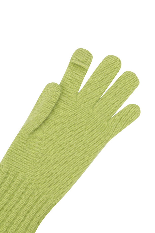 몽골산 캐시미어 100% 소재의 베이직 장갑입니다. 부드러운 촉감과 얇은 두께로 가을, 겨울철 일상에서 착용하기 좋습니다. 연그린 컬러에 무지 디자인으로 어떤 스타일에도 잘 어울리며, 팔목 위 길이와 손목 립조직으로 안정적인 착용감을 제공합니다. 검지 핑거홀이 있어 스마트폰 터치도 가능하며, 보온성을 더해줍니다. 클래식, 미니멀, 캐주얼 등 다양한 스타일에 매치하여 따뜻하고 세련된 스타일을 연출해보세요.
