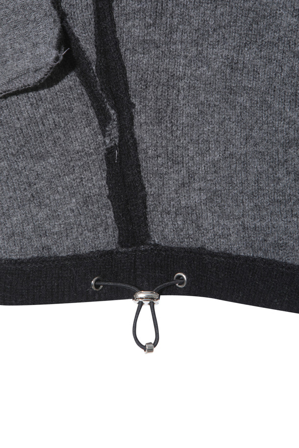 블랙 컬러의 더블페이스 재킷으로, 가을과 겨울 시즌에 당신의 스타일을 완성해 줄 여성용 아우터입니다. 울과 캐시미어 혼방 소재로 제작되어 부드러운 촉감과 뛰어난 보온성을 제공하며, 두꺼운 두께감으로 포근하게 착용할 수 있습니다. 미니멀하고 베이직한 디자인으로 출근룩, 모임룩 등 다양한 TPO에 활용 가능하며, 오버핏 실루엣과 큼직한 후드, 밑단 스토퍼, 동그란 소매 라인이 특징입니다. 집업과 스냅 버튼 여밈 방식으로 편안하게 착용할 수 있으며, 크롭 기장으로 세련된 스타일을 연출합니다.
