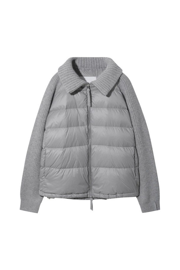 라이트 그레이 컬러의 캐시미어 점퍼는 여성 고객을 위한 겨울철 필수 아이템입니다. 미니멀하고 클래식한 스타일로, 출근룩과 모임룩에 모두 잘 어울립니다. 부드러운 촉감의 캐시미어, 나일론 혼방 소재에 두꺼운 두께감으로 따뜻함을 선사하며, 긴 소매와 레귤러핏으로 편안한 착용감을 제공합니다. 후드와 밑단 스토퍼 조절이 가능하며, 구스다운 충전재(솜털 80%, 깃털 20%)와 나일론 안감으로 보온성을 높였습니다. 
