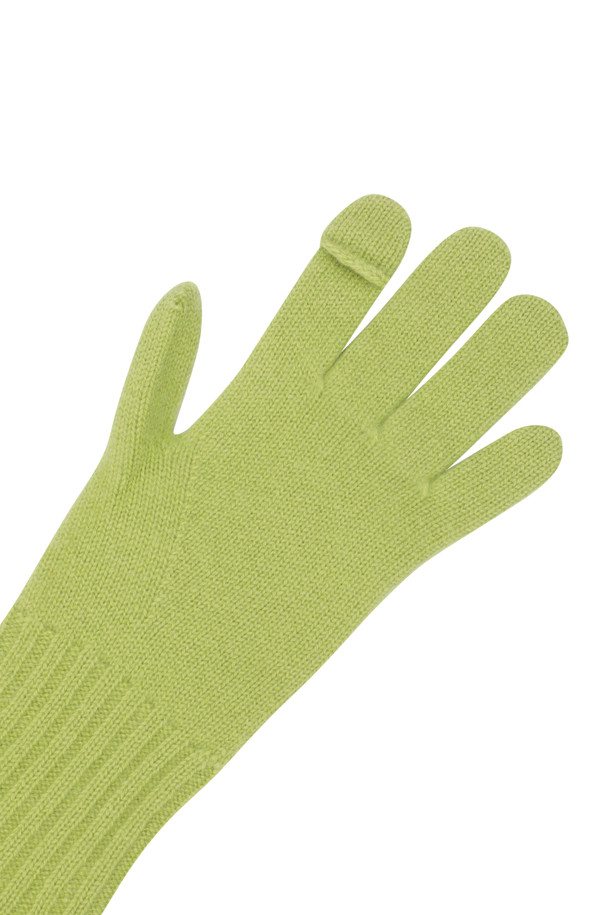 몽골산 캐시미어 100% 소재의 베이직 장갑입니다. 부드러운 촉감과 얇은 두께로 가을, 겨울철 일상에서 착용하기 좋습니다. 연그린 컬러에 무지 디자인으로 어떤 스타일에도 잘 어울리며, 팔목 위 길이와 손목 립조직으로 안정적인 착용감을 제공합니다. 검지 핑거홀이 있어 스마트폰 터치도 가능하며, 보온성을 더해줍니다. 클래식, 미니멀, 캐주얼 등 다양한 스타일에 매치하여 따뜻하고 세련된 스타일을 연출해보세요.
