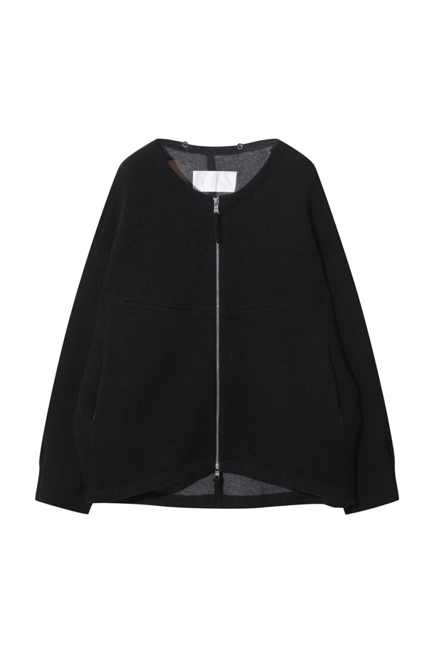 블랙 컬러의 더블페이스 재킷으로, 가을과 겨울 시즌에 당신의 스타일을 완성해 줄 여성용 아우터입니다. 울과 캐시미어 혼방 소재로 제작되어 부드러운 촉감과 뛰어난 보온성을 제공하며, 두꺼운 두께감으로 포근하게 착용할 수 있습니다. 미니멀하고 베이직한 디자인으로 출근룩, 모임룩 등 다양한 TPO에 활용 가능하며, 오버핏 실루엣과 큼직한 후드, 밑단 스토퍼, 동그란 소매 라인이 특징입니다. 집업과 스냅 버튼 여밈 방식으로 편안하게 착용할 수 있으며, 크롭 기장으로 세련된 스타일을 연출합니다.
