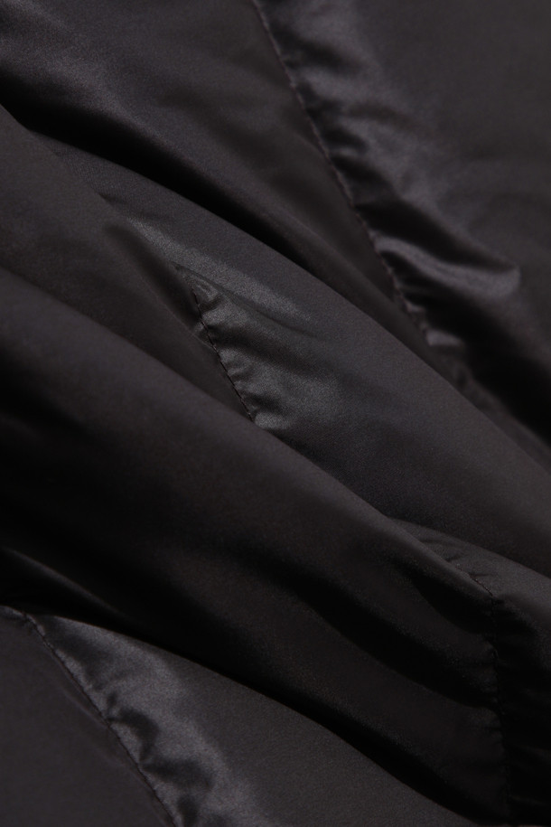 캐시미어 점퍼 (브라운)는 여성 고객을 위한 아우터 점퍼입니다. 가을과 겨울, 일상과 출근, 모임 자리에서 고급스러우면서도 클래식한 스타일을 연출할 수 있습니다. 부드러운 촉감의 캐시미어와 나일론 혼방 소재로 제작되었으며, 두꺼운 두께감으로 보온성을 높였습니다. 프랑스산 안감과 후드 및 밑단 스토퍼, 구스다운 충전재(솜털 80%, 깃털 20%)는 뛰어난 기능성을 제공합니다. 긴 소매, 레귤러핏에 집업 방식으로 편안하게 착용할 수 있습니다.
