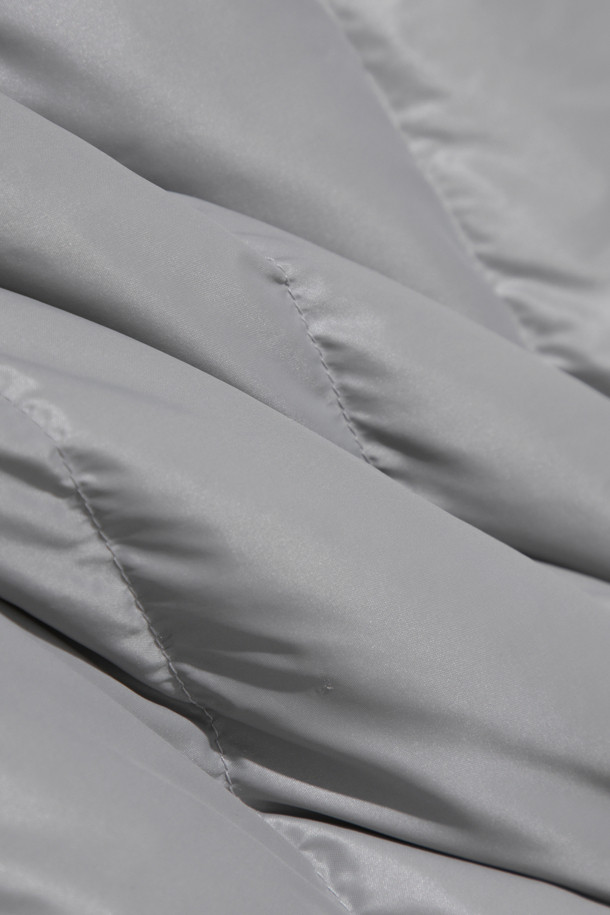 라이트 그레이 컬러의 캐시미어 점퍼는 여성 고객을 위한 겨울철 필수 아이템입니다. 미니멀하고 클래식한 스타일로, 출근룩과 모임룩에 모두 잘 어울립니다. 부드러운 촉감의 캐시미어, 나일론 혼방 소재에 두꺼운 두께감으로 따뜻함을 선사하며, 긴 소매와 레귤러핏으로 편안한 착용감을 제공합니다. 후드와 밑단 스토퍼 조절이 가능하며, 구스다운 충전재(솜털 80%, 깃털 20%)와 나일론 안감으로 보온성을 높였습니다. 
