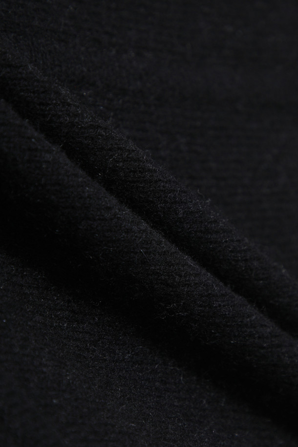 블랙 컬러의 더블페이스 재킷으로, 가을과 겨울 시즌에 당신의 스타일을 완성해 줄 여성용 아우터입니다. 울과 캐시미어 혼방 소재로 제작되어 부드러운 촉감과 뛰어난 보온성을 제공하며, 두꺼운 두께감으로 포근하게 착용할 수 있습니다. 미니멀하고 베이직한 디자인으로 출근룩, 모임룩 등 다양한 TPO에 활용 가능하며, 오버핏 실루엣과 큼직한 후드, 밑단 스토퍼, 동그란 소매 라인이 특징입니다. 집업과 스냅 버튼 여밈 방식으로 편안하게 착용할 수 있으며, 크롭 기장으로 세련된 스타일을 연출합니다.
