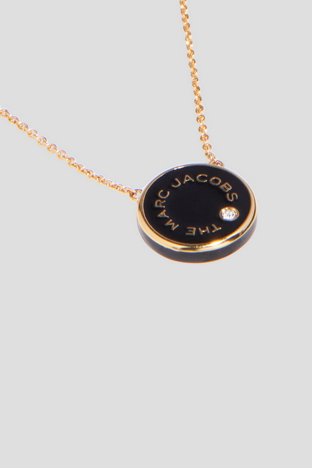 The Medallion Pendant_Black/Gold(M0017166-001)_MARCJACOBS
