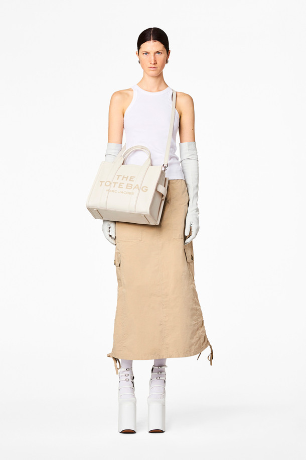 MARC JACOBS - 토트백 - Leather The Medium Tote_Cotton/Silver (H004L01PF21-140)