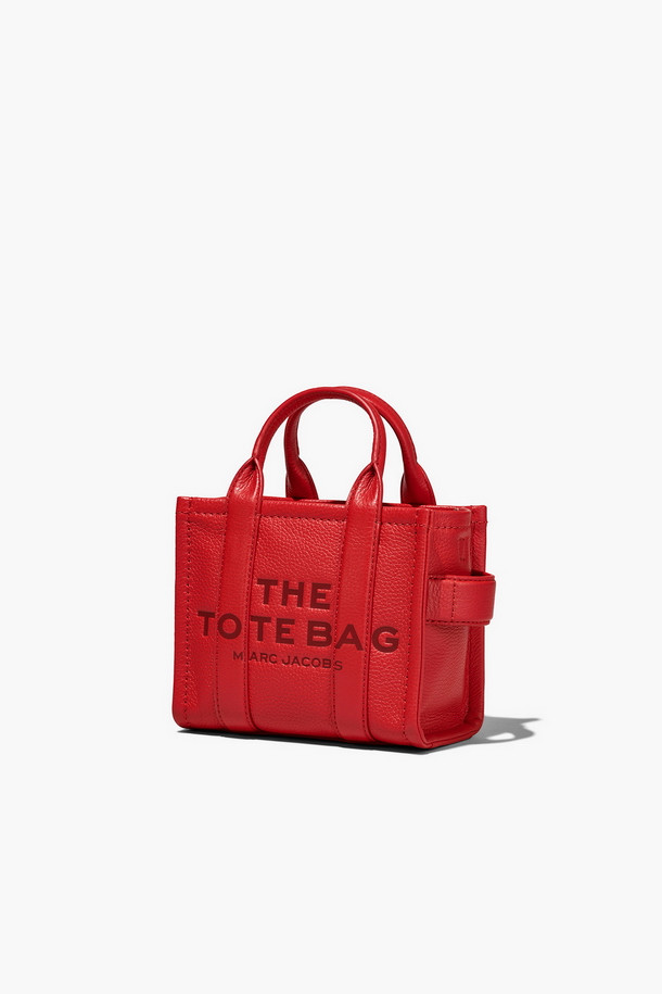 Leather Tote The Mini Tote_True Red (레더 토트 더 미니 토트_트루 레드)는 소가죽 소재의 미니 토트백입니다. 탈부착 및 길이 조절 가능한 스트랩과 상단 핸들을 갖춰 다양한 스타일 연출이 용이하며, 사각 쉐입과 로고 패턴으로 시크한 매력을 더합니다. 가방 내부에는 지퍼 포켓이 있어 소지품을 안전하게 보관할 수 있으며, 더스트백이 함께 제공됩니다. 데이트룩, 쇼핑룩, 모임룩 등 폭넓은 TPO에 클래식, 미니멀, 시크한 스타일을 완성할 수 있습니다. 
