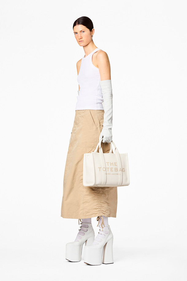 MARC JACOBS - 토트백 - Leather The Medium Tote_Cotton/Silver (H004L01PF21-140)