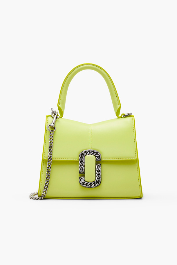 St Marc the Mini Top Handle_Limoncello (2P3HSC004H01-780)는 세련된 스타일을 완성하는 여성용 미니 탑 핸들백입니다. 부드러운 소가죽과 PU 코팅 소재로 제작되어 우아하고 페미닌한 무드를 연출하며, 톡톡 튀는 Limoncello 컬러가 산뜻함을 더합니다. MARC JACOBS M 모티브 디자인과 더블 J 체인 금속 로고 장식이 고급스러움을 더하고, 토트백 또는 크로스바디로 연출 가능한 2WAY 스타일로 활용도가 높습니다. 탈부착 가능한 스트랩, 내부 카드 슬롯 2개, 더스트백을 포함하여 실용성을 높였으며, 데이트룩, 모임룩, 카페룩 등 다양한 TPO에 클래식, 미니멀, 로맨틱 스타일을 더해 특별한 날을 위한 완벽한 선택입니다.
