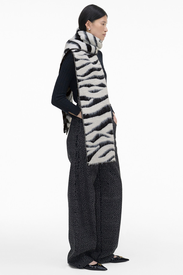 MARC JACOBS - 스카프/머플러 - Zebra Brushed Scarf_ Black/White (2F4RRA008W07-005)