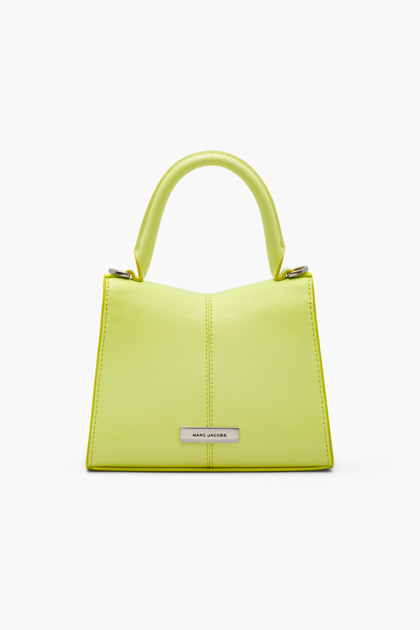 St Marc the Mini Top Handle_Limoncello (2P3HSC004H01-780)는 세련된 스타일을 완성하는 여성용 미니 탑 핸들백입니다. 부드러운 소가죽과 PU 코팅 소재로 제작되어 우아하고 페미닌한 무드를 연출하며, 톡톡 튀는 Limoncello 컬러가 산뜻함을 더합니다. MARC JACOBS M 모티브 디자인과 더블 J 체인 금속 로고 장식이 고급스러움을 더하고, 토트백 또는 크로스바디로 연출 가능한 2WAY 스타일로 활용도가 높습니다. 탈부착 가능한 스트랩, 내부 카드 슬롯 2개, 더스트백을 포함하여 실용성을 높였으며, 데이트룩, 모임룩, 카페룩 등 다양한 TPO에 클래식, 미니멀, 로맨틱 스타일을 더해 특별한 날을 위한 완벽한 선택입니다.
