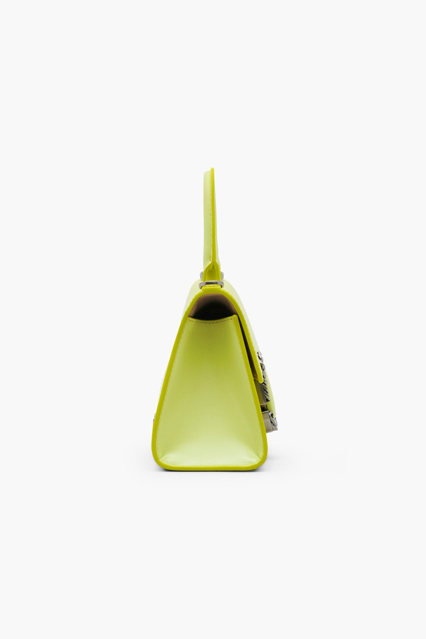 St Marc the Mini Top Handle_Limoncello (2P3HSC004H01-780)는 세련된 스타일을 완성하는 여성용 미니 탑 핸들백입니다. 부드러운 소가죽과 PU 코팅 소재로 제작되어 우아하고 페미닌한 무드를 연출하며, 톡톡 튀는 Limoncello 컬러가 산뜻함을 더합니다. MARC JACOBS M 모티브 디자인과 더블 J 체인 금속 로고 장식이 고급스러움을 더하고, 토트백 또는 크로스바디로 연출 가능한 2WAY 스타일로 활용도가 높습니다. 탈부착 가능한 스트랩, 내부 카드 슬롯 2개, 더스트백을 포함하여 실용성을 높였으며, 데이트룩, 모임룩, 카페룩 등 다양한 TPO에 클래식, 미니멀, 로맨틱 스타일을 더해 특별한 날을 위한 완벽한 선택입니다.
