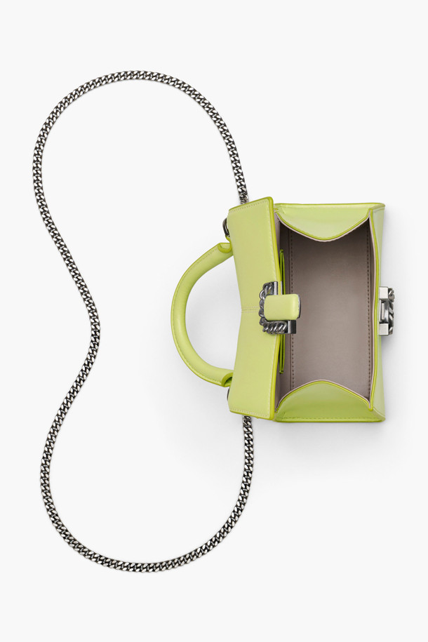 St Marc the Mini Top Handle_Limoncello (2P3HSC004H01-780)는 세련된 스타일을 완성하는 여성용 미니 탑 핸들백입니다. 부드러운 소가죽과 PU 코팅 소재로 제작되어 우아하고 페미닌한 무드를 연출하며, 톡톡 튀는 Limoncello 컬러가 산뜻함을 더합니다. MARC JACOBS M 모티브 디자인과 더블 J 체인 금속 로고 장식이 고급스러움을 더하고, 토트백 또는 크로스바디로 연출 가능한 2WAY 스타일로 활용도가 높습니다. 탈부착 가능한 스트랩, 내부 카드 슬롯 2개, 더스트백을 포함하여 실용성을 높였으며, 데이트룩, 모임룩, 카페룩 등 다양한 TPO에 클래식, 미니멀, 로맨틱 스타일을 더해 특별한 날을 위한 완벽한 선택입니다.
