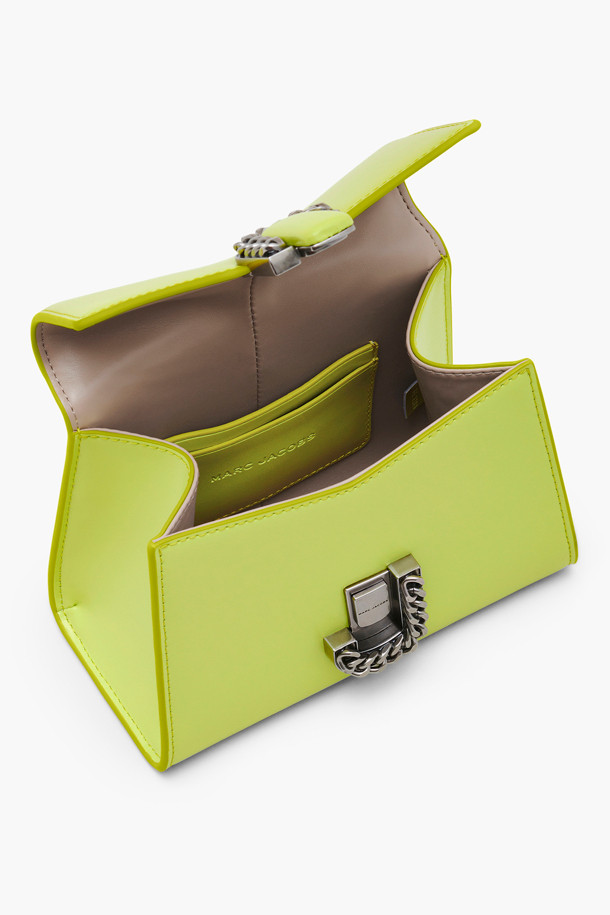 St Marc the Mini Top Handle_Limoncello (2P3HSC004H01-780)는 세련된 스타일을 완성하는 여성용 미니 탑 핸들백입니다. 부드러운 소가죽과 PU 코팅 소재로 제작되어 우아하고 페미닌한 무드를 연출하며, 톡톡 튀는 Limoncello 컬러가 산뜻함을 더합니다. MARC JACOBS M 모티브 디자인과 더블 J 체인 금속 로고 장식이 고급스러움을 더하고, 토트백 또는 크로스바디로 연출 가능한 2WAY 스타일로 활용도가 높습니다. 탈부착 가능한 스트랩, 내부 카드 슬롯 2개, 더스트백을 포함하여 실용성을 높였으며, 데이트룩, 모임룩, 카페룩 등 다양한 TPO에 클래식, 미니멀, 로맨틱 스타일을 더해 특별한 날을 위한 완벽한 선택입니다.
