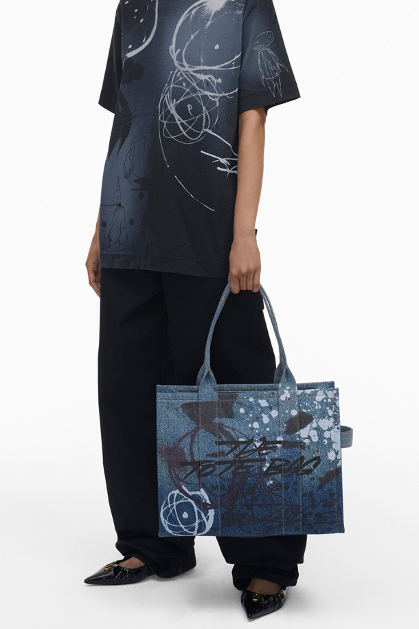 MARC JACOBS - 토트백 - Futura Denim Tote Bag The Large Tote_Indigo multi (2F4HTT023H05-404)