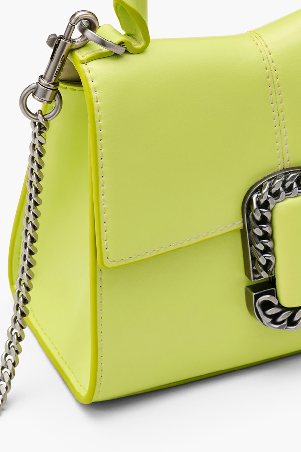 St Marc the Mini Top Handle_Limoncello (2P3HSC004H01-780)는 세련된 스타일을 완성하는 여성용 미니 탑 핸들백입니다. 부드러운 소가죽과 PU 코팅 소재로 제작되어 우아하고 페미닌한 무드를 연출하며, 톡톡 튀는 Limoncello 컬러가 산뜻함을 더합니다. MARC JACOBS M 모티브 디자인과 더블 J 체인 금속 로고 장식이 고급스러움을 더하고, 토트백 또는 크로스바디로 연출 가능한 2WAY 스타일로 활용도가 높습니다. 탈부착 가능한 스트랩, 내부 카드 슬롯 2개, 더스트백을 포함하여 실용성을 높였으며, 데이트룩, 모임룩, 카페룩 등 다양한 TPO에 클래식, 미니멀, 로맨틱 스타일을 더해 특별한 날을 위한 완벽한 선택입니다.
