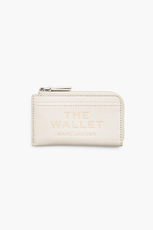 THE TOP ZIP MULTI WALLET (2S4SMP010S02-001)는 소가죽 소재의 아이보리 컬러 멀티 지갑입니다. 사각 형태에 로고 패턴과 로고 패치 장식으로 클래식, 미니멀, 시크한 스타일을 연출합니다. 카드 슬롯 4개, 슬립 포켓 2개, 체인 클립 1개가 있으며 지퍼형 잠금 방식으로 내용물을 안전하게 보관할 수 있습니다. 데이트룩, 쇼핑룩, 카페룩 등 다양한 TPO에 활용 가능하며, 풀그레인 가죽을 사용하여 고급스러운 촉감을 선사합니다. 더스트백이 포함되어 있어 보관이 용이하며, 시그니처 토트백과 함께 매치하여 더욱 스타일리시하게 연출할 수 있습니다.
