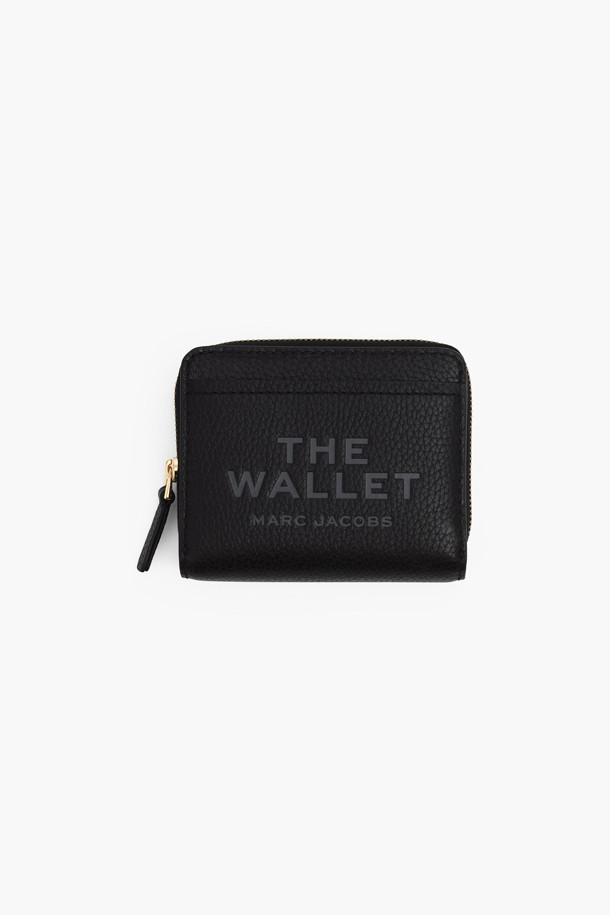 THE MINI COMPACT WALLET (2R3SMP044S10-001)는 세련된 스타일을 완성하는 미니 지갑입니다. 부드러운 소가죽 소재의 블랙 컬러로, 클래식, 미니멀, 시크 스타일을 추구하는 분들께 적합합니다. 4개의 카드 슬롯, 1개의 지폐 슬리브, 2개의 내부 슬립 포켓, 1개의 외부 동전 포켓, 그리고 2개의 외부 슬립 포켓으로 실용성을 더했습니다. 로고 패치 장식과 사각 디자인, 스냅 잠금 방식으로 디자인되었으며, 데이트룩, 모임룩, 비즈니스 캐주얼 등 다양한 TPO에 활용할 수 있습니다. 더스트백이 포함되어 있어 소중하게 보관할 수 있습니다.
