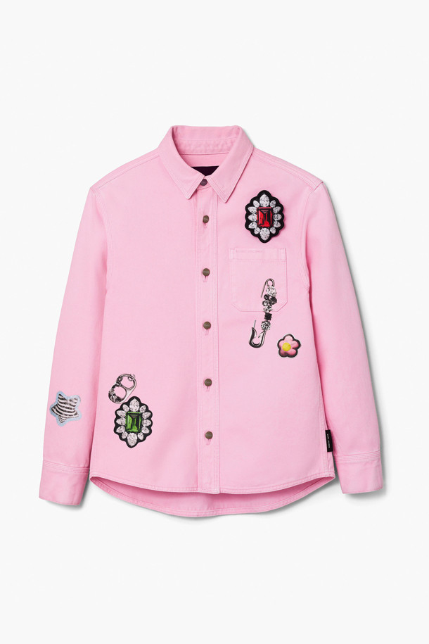 런웨이 참 셔츠 (2S5RTP004D09-678)는 캐주얼, 클래식, 미니멀 스타일을 추구하는 당신을 위한 셔츠입니다. 봄, 가을에 어울리는 핑크 컬러의 셔츠로, 데이트룩, 카페룩, 봄 소풍룩 등 다양한 TPO에 활용할 수 있습니다. 레귤러 핏, 셔츠 칼라, 긴소매 디자인으로, 패치워크 무늬와 탈착식 브로치 장식이 포인트입니다. 스냅 여밈 방식으로 편안하게 착용할 수 있으며, 레귤러 기장으로 어떤 하의와도 잘 어울립니다.
