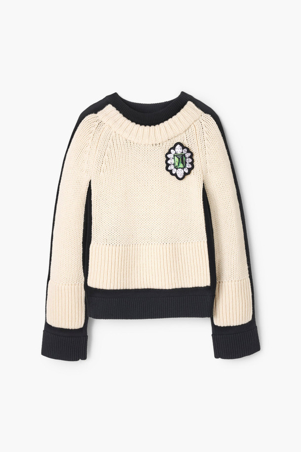 **TROMPE L'OEIL (트롱프뢰유) 크루넥 (2S5RTP002K25-004)** 은 가을, 겨울 시즌에 어울리는 상의입니다. 블랙과 아이보리 두 가지 색상으로 출시되었으며, 클래식한 무드를 연출합니다. 울과 코튼 혼방 소재로 제작되어 부드러운 촉감을 선사하며, 베이직핏 라운드넥 디자인으로 편안하게 착용할 수 있습니다. 트롱프뢰유(착시 효과) 디자인과 뒷면 MARC 로고 장식, 탈착식 브로치 장식으로 포인트를 더했습니다. 겨울 데일리룩, 모임룩, 카페룩 등 다양한 TPO에 클래식, 미니멀, 시크한 스타일을 더해 보세요.
