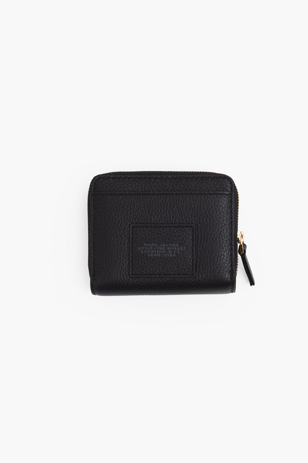 THE MINI COMPACT WALLET (2R3SMP044S10-001)는 세련된 스타일을 완성하는 미니 지갑입니다. 부드러운 소가죽 소재의 블랙 컬러로, 클래식, 미니멀, 시크 스타일을 추구하는 분들께 적합합니다. 4개의 카드 슬롯, 1개의 지폐 슬리브, 2개의 내부 슬립 포켓, 1개의 외부 동전 포켓, 그리고 2개의 외부 슬립 포켓으로 실용성을 더했습니다. 로고 패치 장식과 사각 디자인, 스냅 잠금 방식으로 디자인되었으며, 데이트룩, 모임룩, 비즈니스 캐주얼 등 다양한 TPO에 활용할 수 있습니다. 더스트백이 포함되어 있어 소중하게 보관할 수 있습니다.
