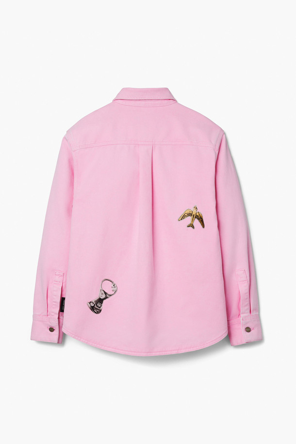 런웨이 참 셔츠 (2S5RTP004D09-678)는 캐주얼, 클래식, 미니멀 스타일을 추구하는 당신을 위한 셔츠입니다. 봄, 가을에 어울리는 핑크 컬러의 셔츠로, 데이트룩, 카페룩, 봄 소풍룩 등 다양한 TPO에 활용할 수 있습니다. 레귤러 핏, 셔츠 칼라, 긴소매 디자인으로, 패치워크 무늬와 탈착식 브로치 장식이 포인트입니다. 스냅 여밈 방식으로 편안하게 착용할 수 있으며, 레귤러 기장으로 어떤 하의와도 잘 어울립니다.
