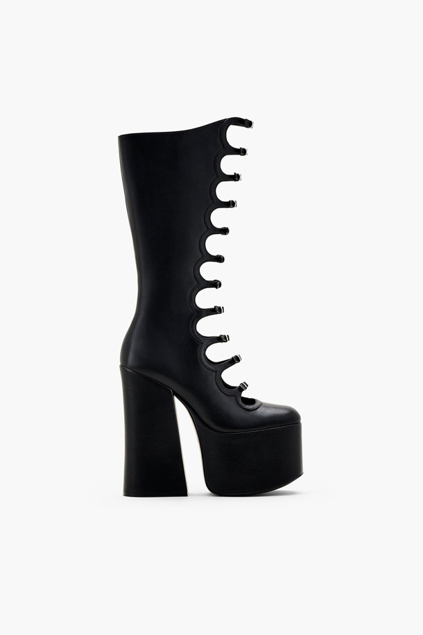 더 키키(THE KIKI) 니하이 부츠(3F3FBO001F02-001)는 여성스러운 매력을 강조하는 블랙 컬러의 니하이 부츠입니다. 가을, 겨울 시즌에 어울리는 가죽 소재의 라운드토 디자인으로, 데일리룩과 캐주얼룩에 시크하고 클래식한 무드를 더해줍니다. 16cm 청키힐과 8.5cm 플랫폼이 다리 라인을 더욱 아름답게 연출하며, 지퍼형 여밈으로 편안하게 착용할 수 있습니다. 데이트룩, 겨울 데일리룩, 모임룩 등 다양한 TPO에 활용하여 스타일리시한 룩을 완성해보세요. 유니크한 디자인이 돋보이는 더 키키 니하이 부츠는 당신의 개성을 드러낼 완벽한 아이템입니다.
