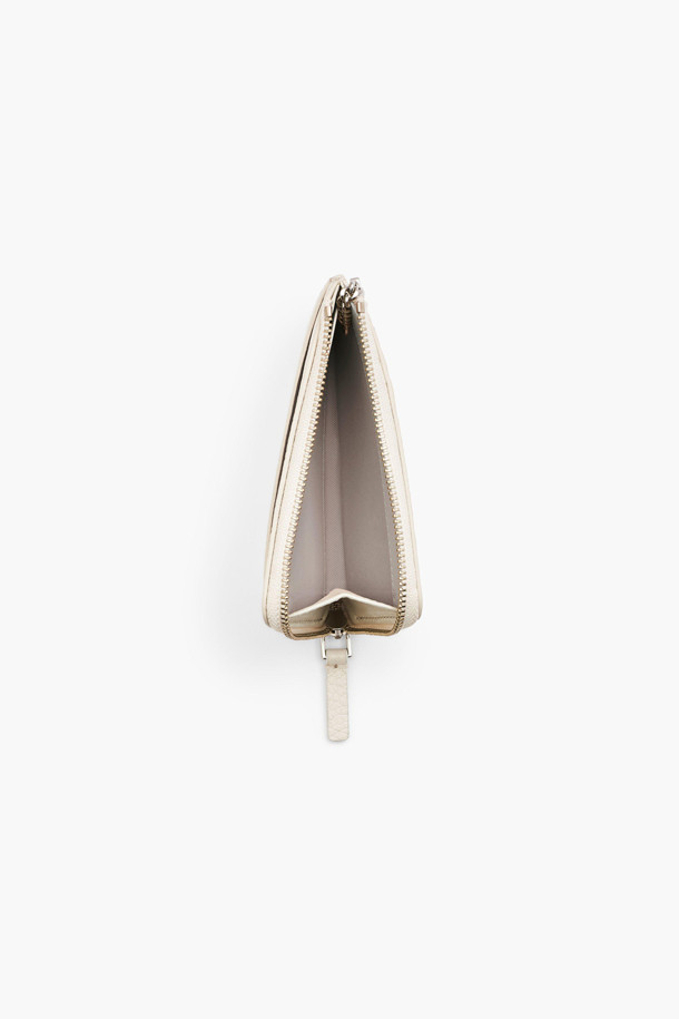 THE TOP ZIP MULTI WALLET (2S4SMP010S02-001)는 소가죽 소재의 아이보리 컬러 멀티 지갑입니다. 사각 형태에 로고 패턴과 로고 패치 장식으로 클래식, 미니멀, 시크한 스타일을 연출합니다. 카드 슬롯 4개, 슬립 포켓 2개, 체인 클립 1개가 있으며 지퍼형 잠금 방식으로 내용물을 안전하게 보관할 수 있습니다. 데이트룩, 쇼핑룩, 카페룩 등 다양한 TPO에 활용 가능하며, 풀그레인 가죽을 사용하여 고급스러운 촉감을 선사합니다. 더스트백이 포함되어 있어 보관이 용이하며, 시그니처 토트백과 함께 매치하여 더욱 스타일리시하게 연출할 수 있습니다.
