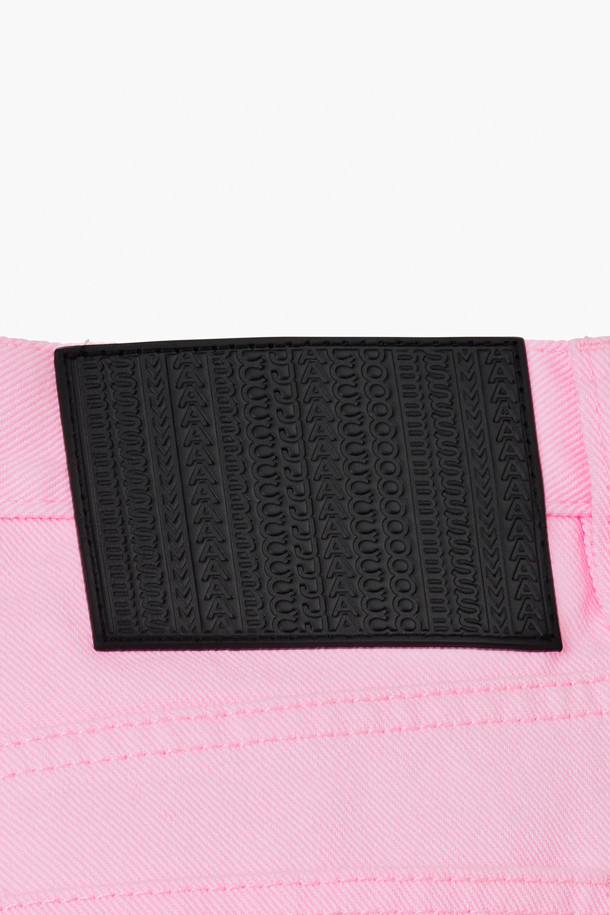 RUNWAY CHARM 스트레이트 진 (2S5RBT001D09-678)은 여성용 스트레이트 핏 데님 팬츠입니다. 핑크 컬러에 캐주얼 스타일로, 사계절 내내 착용 가능합니다. 베니직핏으로 편안함을 더하며, 뒷면 포켓의 M 스티치 디테일과 크리스탈 데이지 패치 장식이 특징입니다. 일상 및 쇼핑 시 편안하게 연출할 수 있으며, 캐주얼, 미니멀, 클래식 스타일 모두 소화 가능한 아이템입니다. 스냅 잠금 방식으로 디자인되었습니다.
